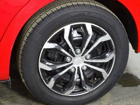 Used 2015 Toyota Yaris L image 32