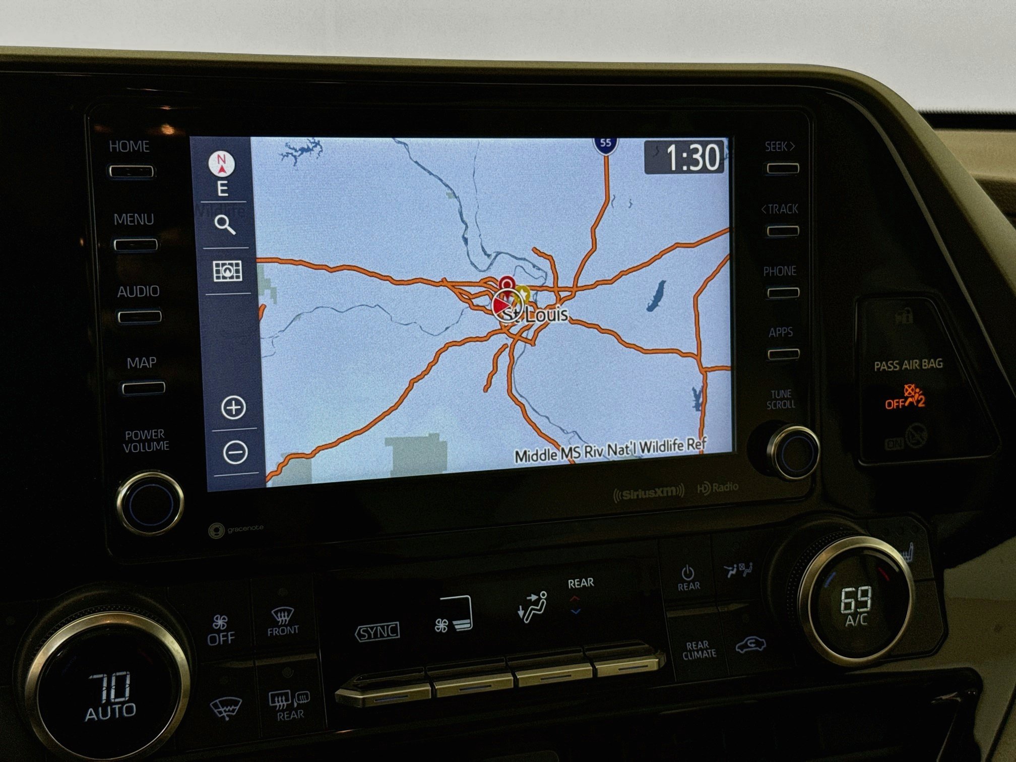 Used 2020 Toyota Highlander XLE AWD/4WD image 16