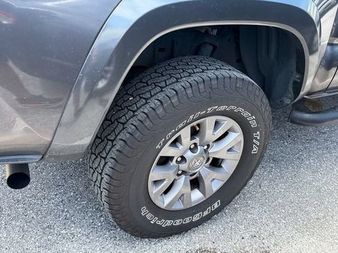 Used 2017 Toyota Tacoma SR5 w/ Tow Package RWD image 12