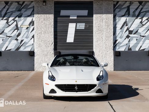 Used 2015 Ferrari California T image 3