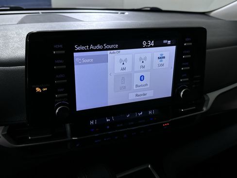 Used 2022 Toyota Sienna XLE image 49