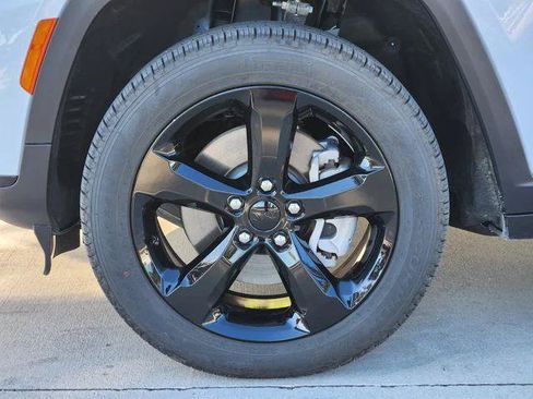 Certified 2025 Jeep Grand Cherokee L Limited w/ Black Appearance Package RWD image 10