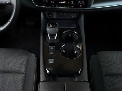 Used 2025 Nissan Rogue SV FWD image 15