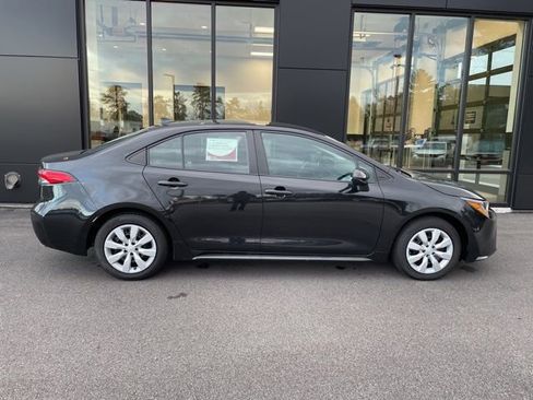 Certified 2022 Toyota Corolla LE image 4