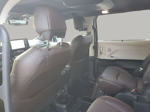 Used 2023 Toyota Sienna Platinum image 17