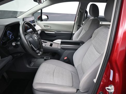 Used 2021 Toyota Sienna LE image 10