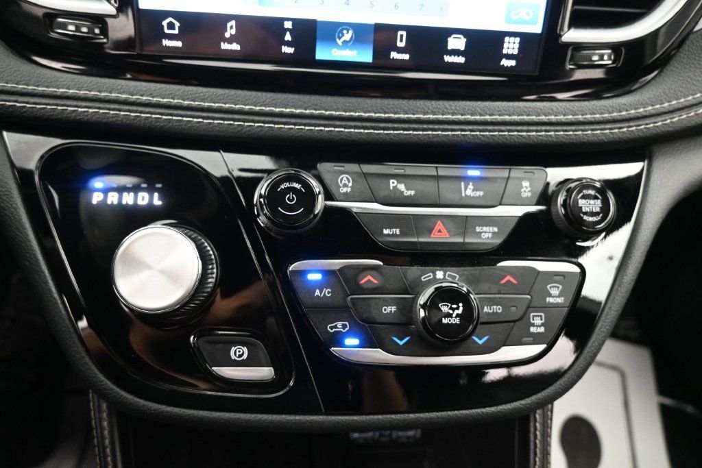 Used 2025 Chrysler Pacifica Limited FWD image 17
