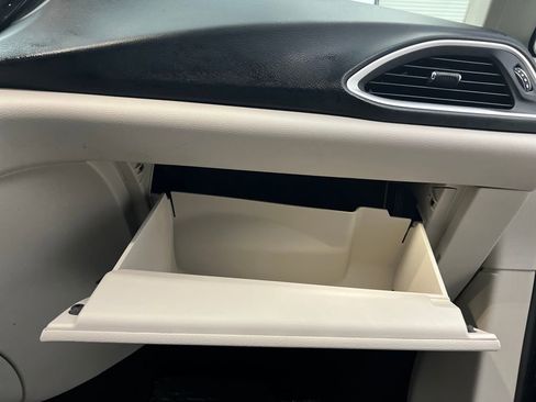 Used 2020 Chrysler Pacifica Touring-L image 33