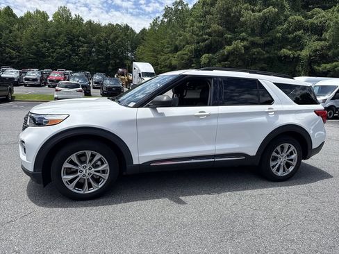 Used 2023 Ford Explorer XLT w/ Equipment Group 202A RWD image 4