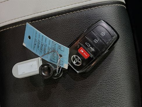 Used 2025 Toyota Camry SE image 36