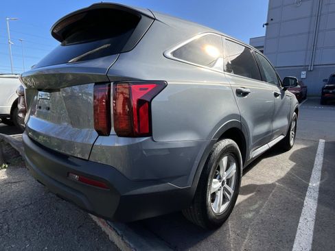 Used 2023 Kia Sorento LX image 2