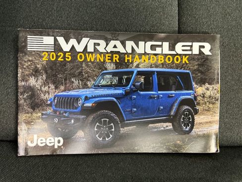 Used 2025 Jeep Wrangler Unlimited Sahara image 25