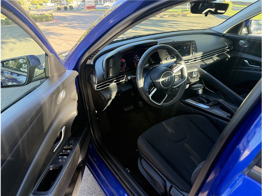 Used 2023 Hyundai Elantra SEL w/ Cargo Package FWD image 9