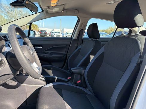 Used 2025 Nissan Versa SV image 9