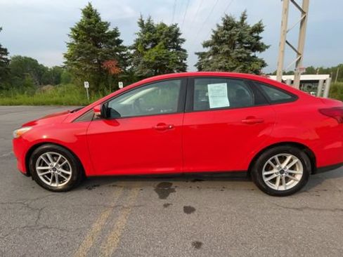Used 2017 Ford Focus SE w/ Cold Weather Package FWD image 6