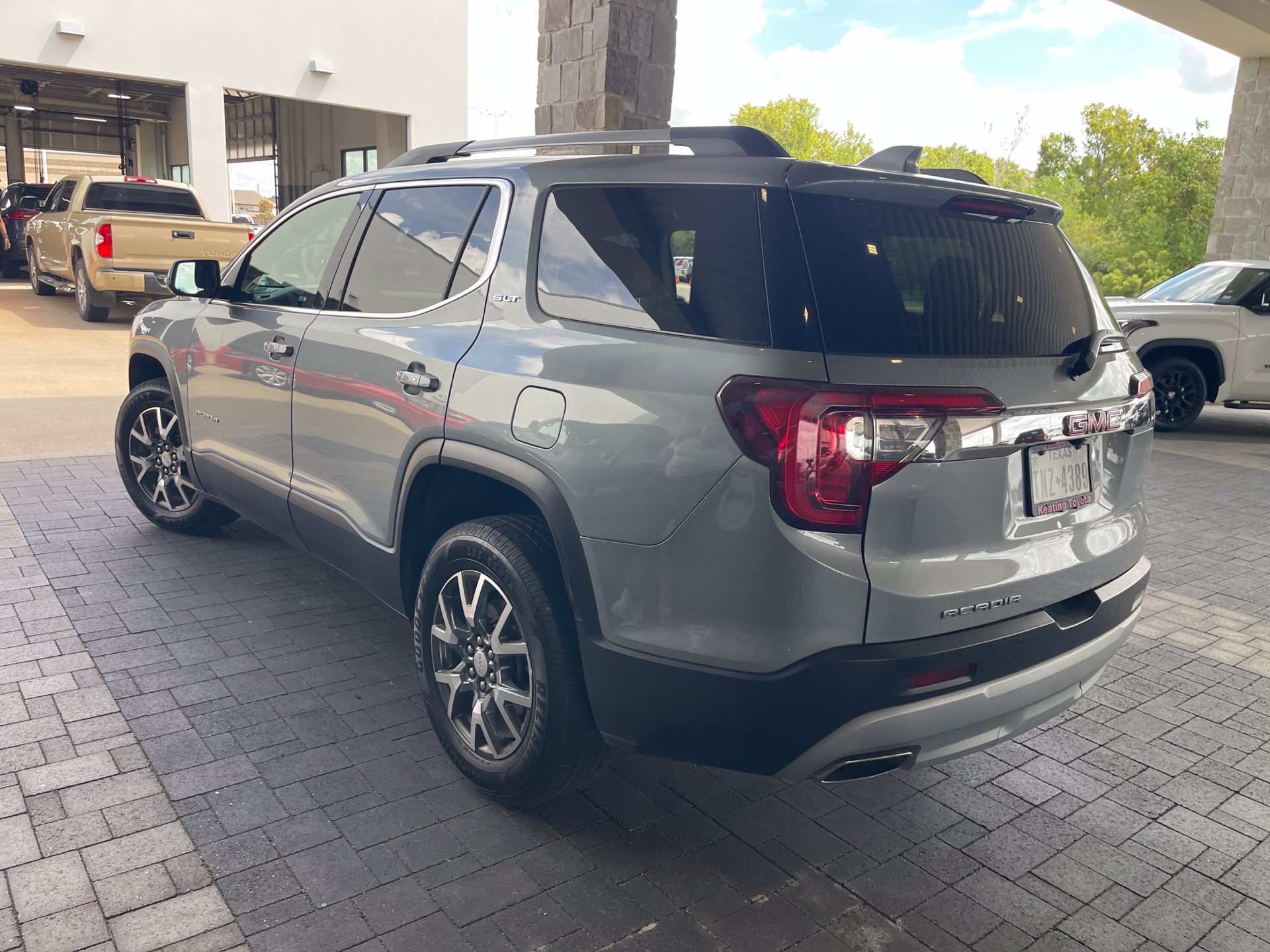 Used 2023 GMC Acadia SLT FWD image 5