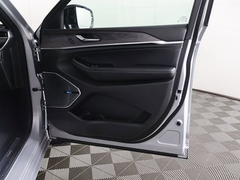 Used 2021 Jeep Grand Cherokee L Overland w/ Luxury Tech Group IV image 30