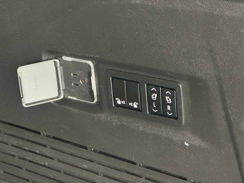 Used 2021 Chevrolet Tahoe LT w/ LT Signature Package RWD image 11