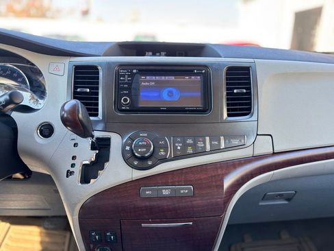 Used 2013 Toyota Sienna XLE image 21