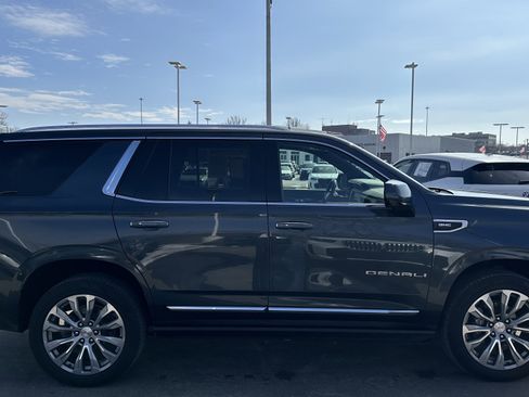 Used 2021 GMC Yukon Denali w/ Denali Premium Package image 11