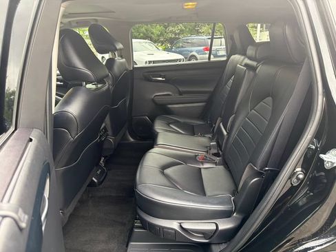 Used 2023 Toyota Highlander XLE AWD/4WD image 17