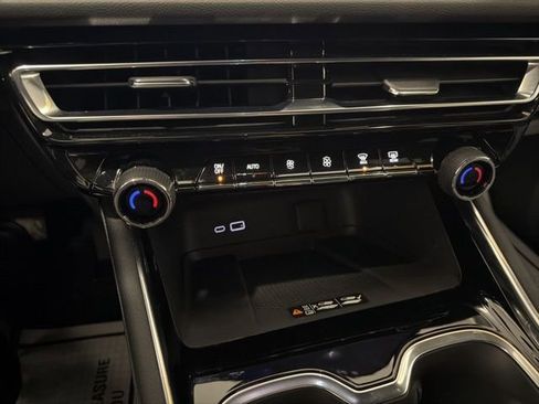 Used 2025 Chevrolet Traverse Z71 image 28