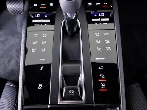 Certified 2025 Porsche Macan S w/ Premium Package Plus AWD/4WD image 16