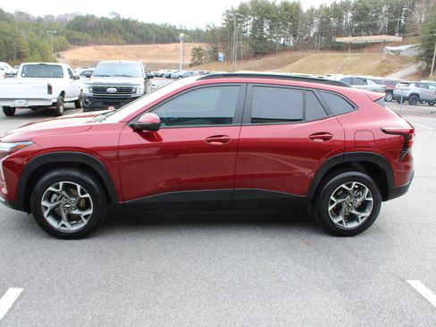 Used 2025 Chevrolet Trax LT w/ LT Convenience Package image 6