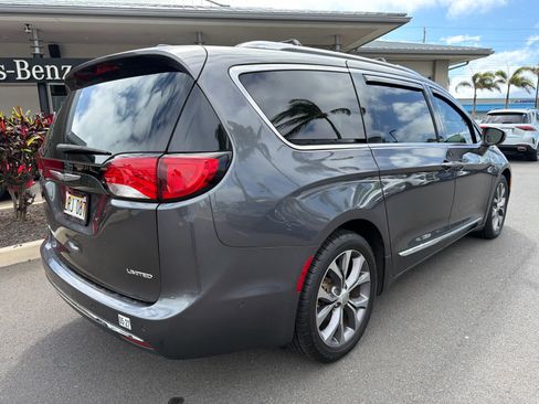 Used 2017 Chrysler Pacifica Limited FWD image 3