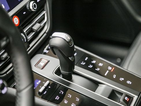 Certified 2026 Porsche Macan AWD/4WD image 24