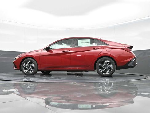 Certified 2024 Hyundai Elantra SEL w/ Convenience Package image 30