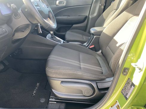 Used 2023 Hyundai Venue SEL image 17