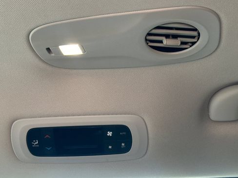 Used 2023 Chrysler Pacifica Touring-L FWD image 17