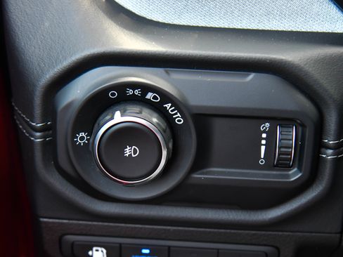 Used 2025 Jeep Wrangler Unlimited Sahara AWD/4WD image 34
