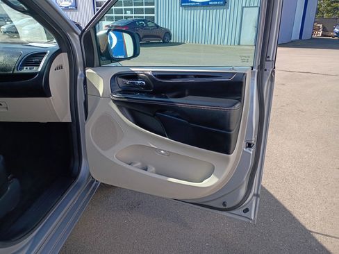 Used 2019 Dodge Grand Caravan SXT image 8