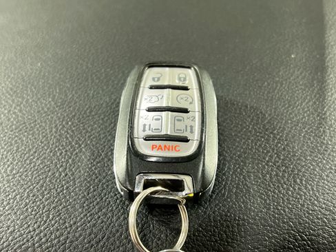 Used 2020 Chrysler Pacifica Limited image 32