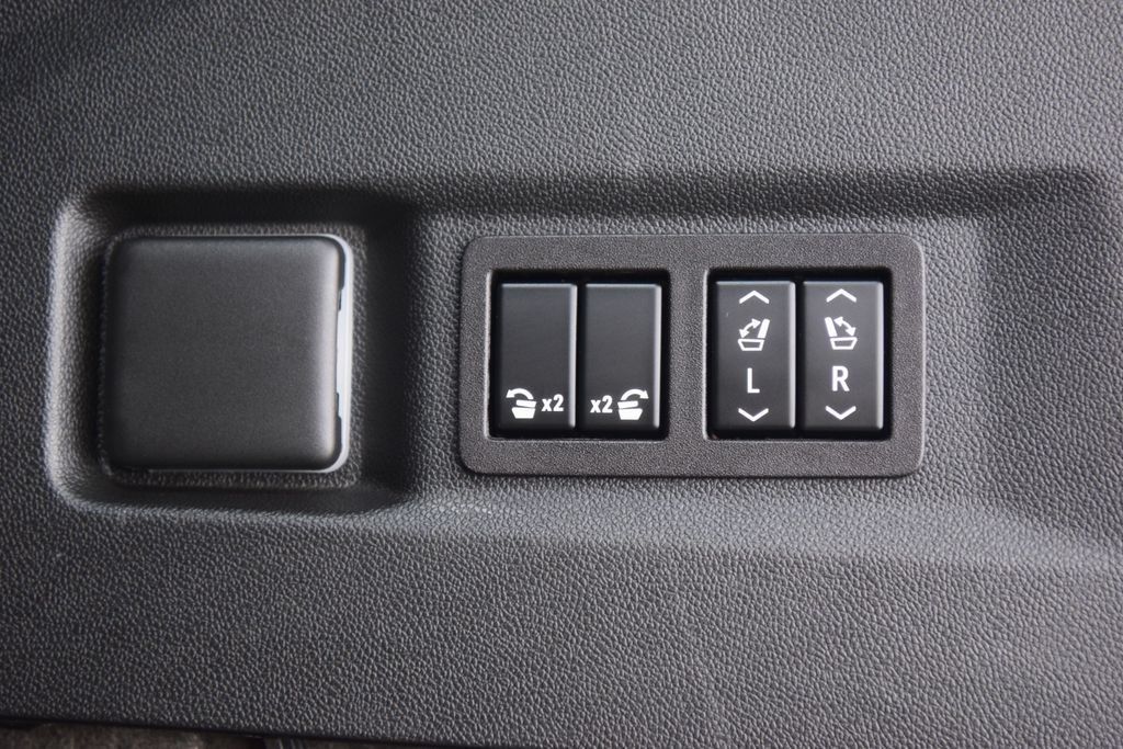 Used 2023 Chevrolet Tahoe LT w/ Luxury Package AWD/4WD image 24