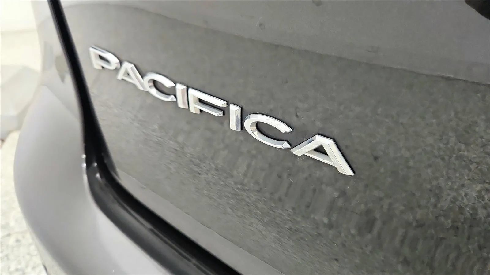 Used 2023 Chrysler Pacifica Touring-L FWD image 18