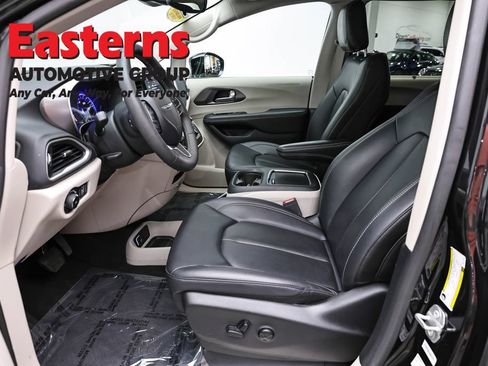 Used 2024 Chrysler Pacifica Touring-L FWD image 14