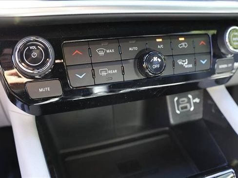 Used 2023 Jeep Compass Latitude w/ Convenience Group AWD/4WD image 19