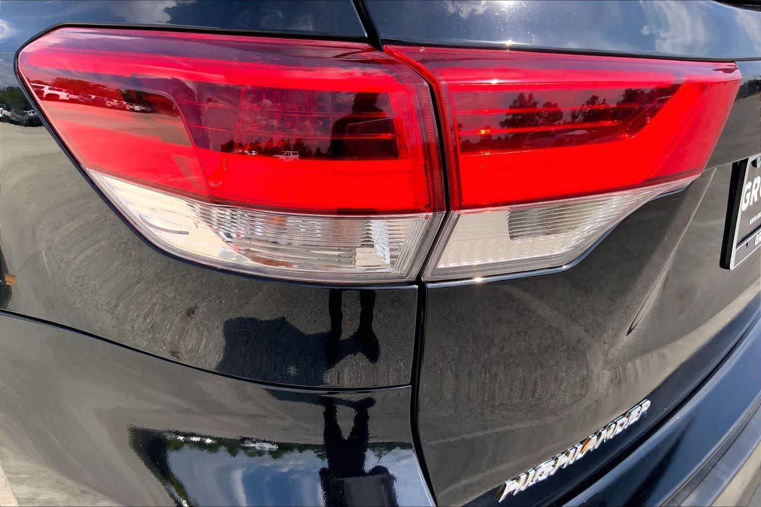 Used 2019 Toyota Highlander XLE AWD/4WD image 28