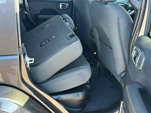 Used 2025 Jeep Wrangler Sahara image 31