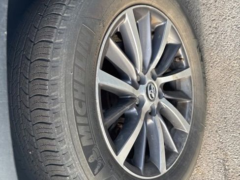 Used 2017 Toyota Highlander XLE image 11