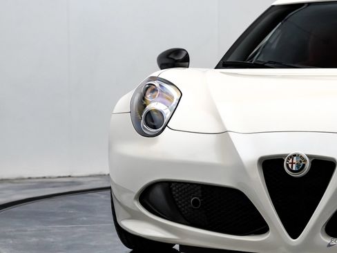 Used 2015 Alfa Romeo 4C Coupe w/ Leather Interior Group image 29