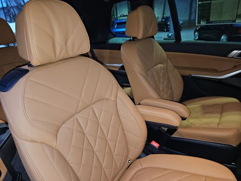 Used 2023 BMW X7 xDrive40i w/ Executive Package image 12