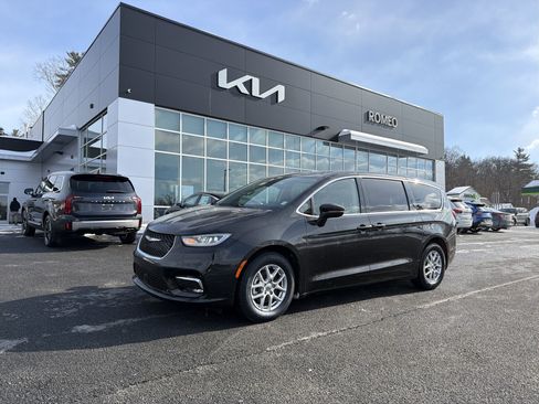 Used 2023 Chrysler Pacifica Touring-L image 1