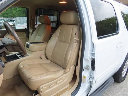 Used 2014 Chevrolet Suburban LT RWD image 20