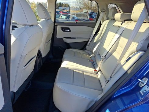 Used 2022 Nissan Rogue SV w/ SV Premium Package image 11