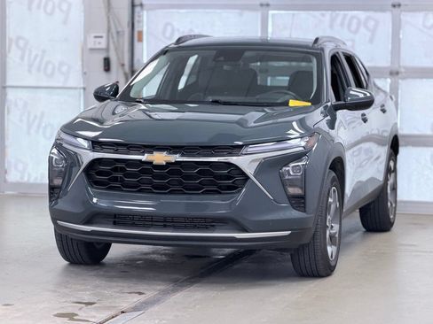 Used 2025 Chevrolet Trax LT w/ Driver Confidence Package FWD image 3