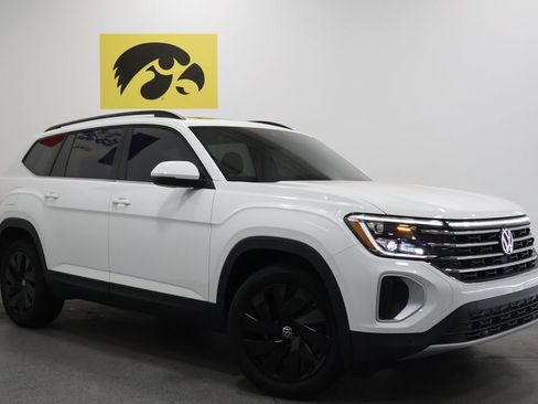 Used 2024 Volkswagen Atlas SE w/ Panoramic Sunroof Package image 2